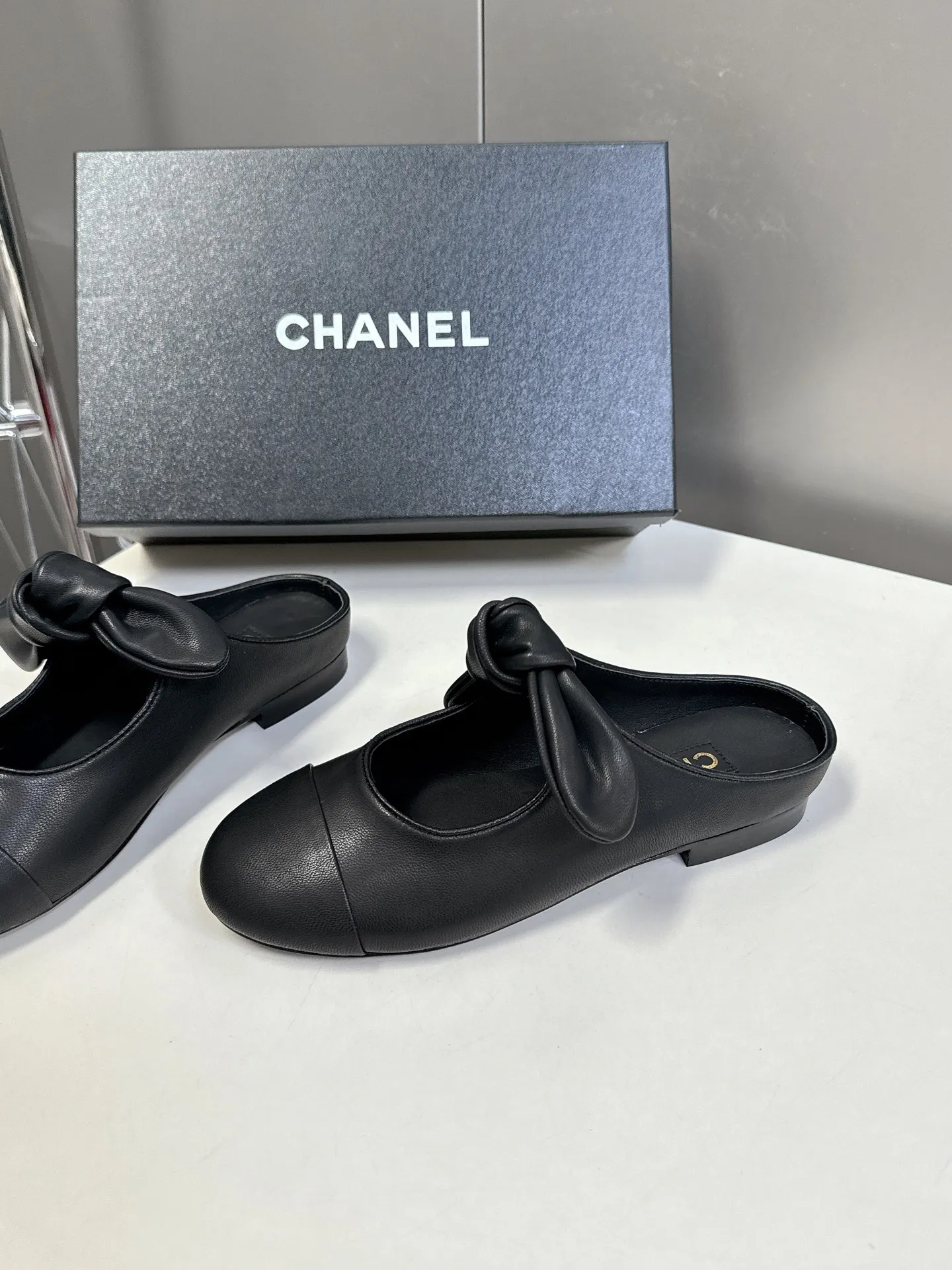 👟👟Ex-factory price 540👟👟 CHANEL Chanel Bow Elastic Strap Flat Shoes Bow Mary Jane shoes are so popular at first sight that you can wear them freely according to the weather changes! Put on socks to instantly transform into cute shoes for spring and summer! Transform into a magical princess in seconds 👸The upper is made of mixed sheepskin and tiptoe silk sheepskin. The foot feels super comfortable. The leather is very soft and skin-friendly. The genuine leather outsole imported from Italy Size: 35-41 (40 41 customized)